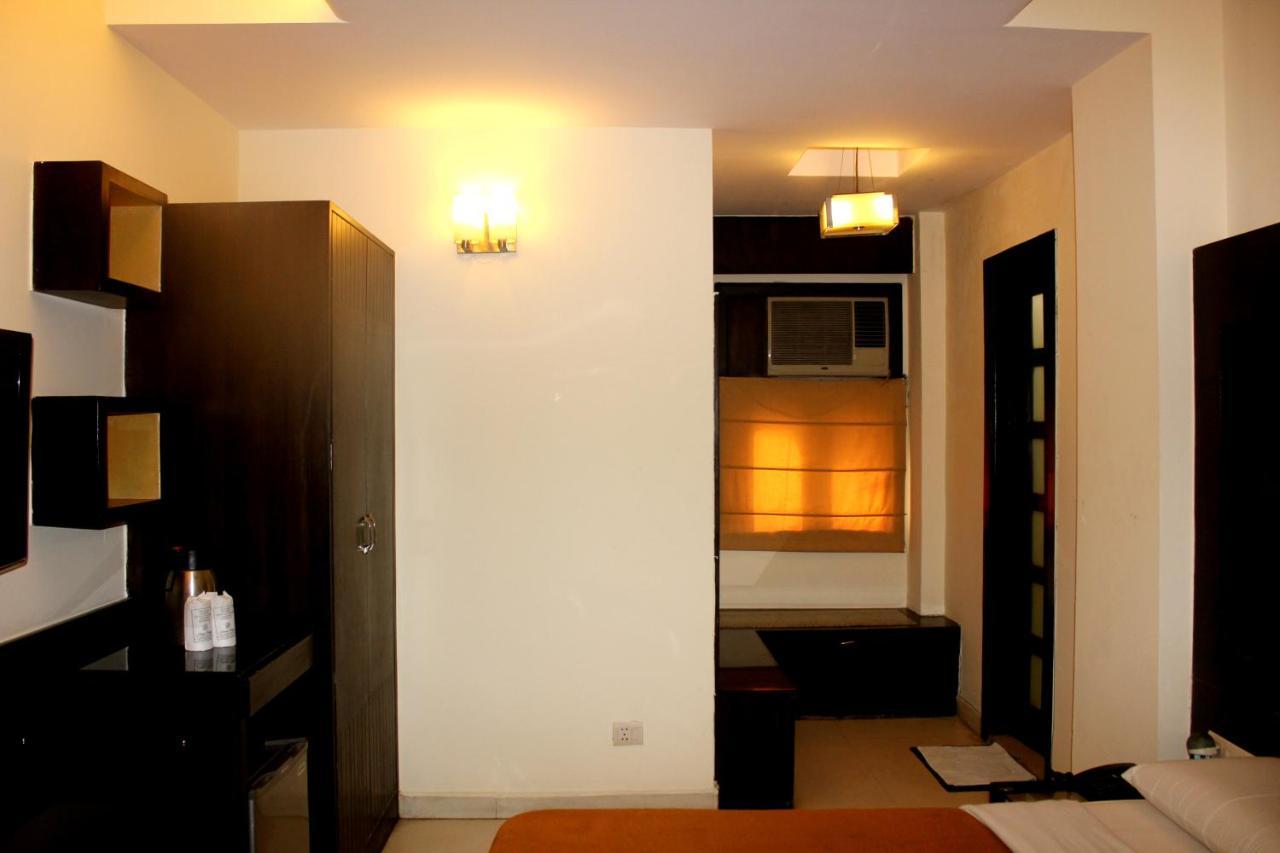 Aman Deluxe Hotel Ню Делхи Екстериор снимка