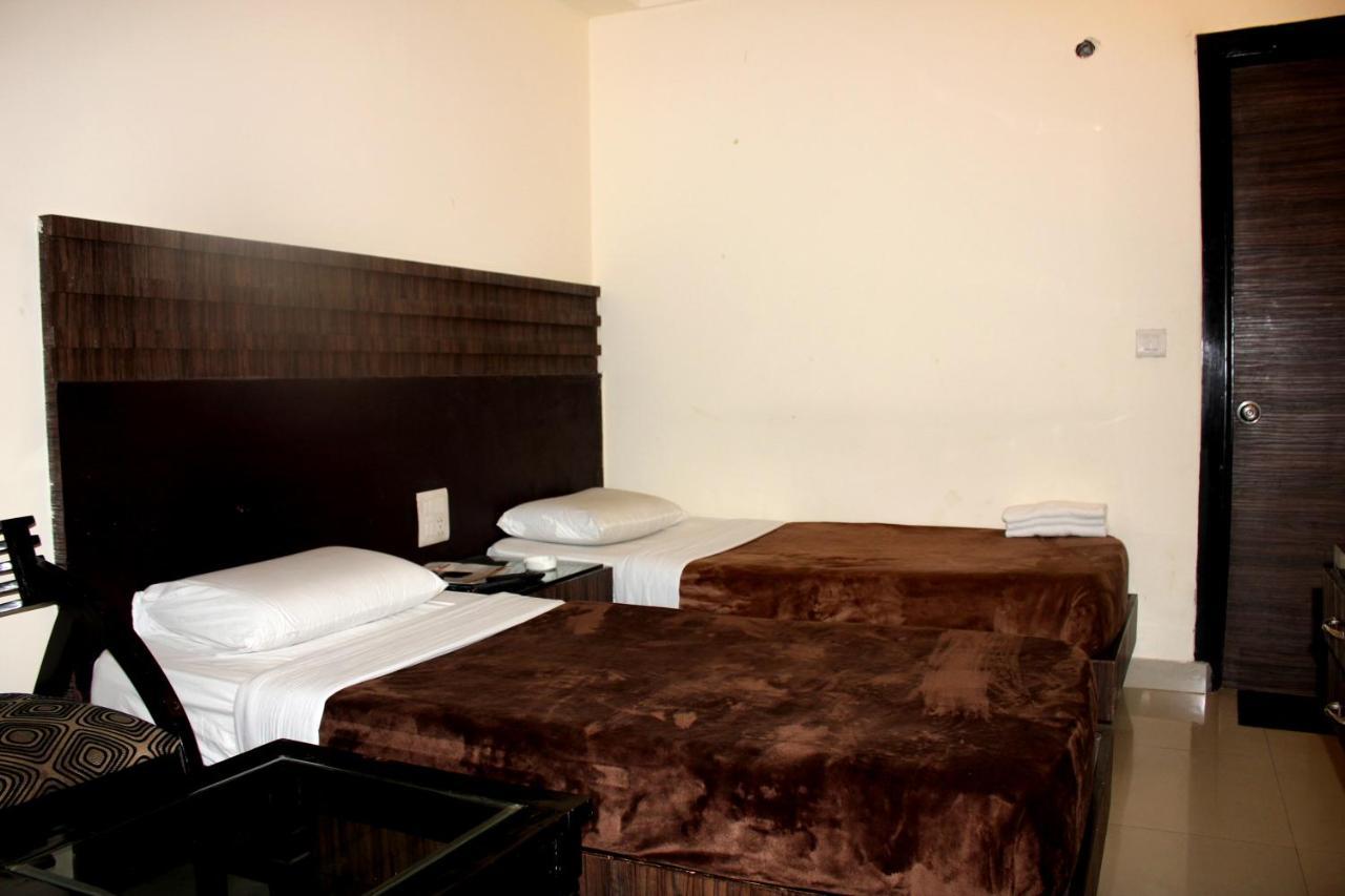 Aman Deluxe Hotel Ню Делхи Екстериор снимка