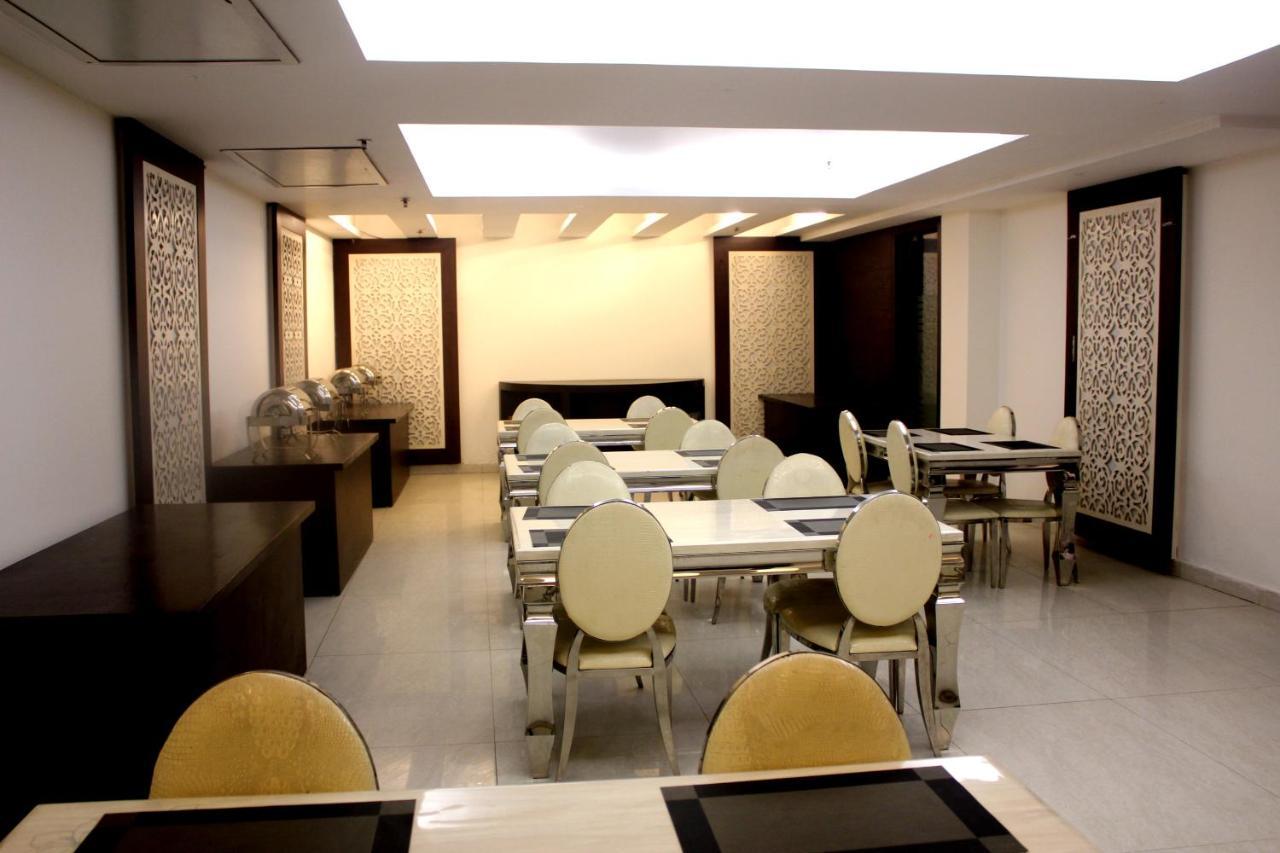 Aman Deluxe Hotel Ню Делхи Екстериор снимка
