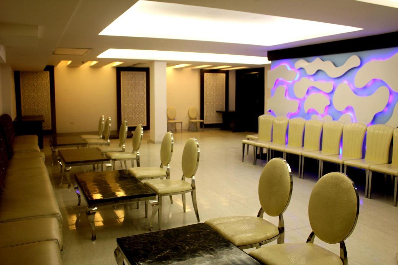 Aman Deluxe Hotel Ню Делхи Екстериор снимка